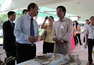 Deputy Prime Minister Nguyen Thien Nhan (L) at the tourism exhibition in Hanoi on August 17. (Photo: edu.vn) Deputy Prime Minister Nguyen Thien Nhan (L) at the tourism exhibition in Hanoi on August 17. (Photo: edu.vn)